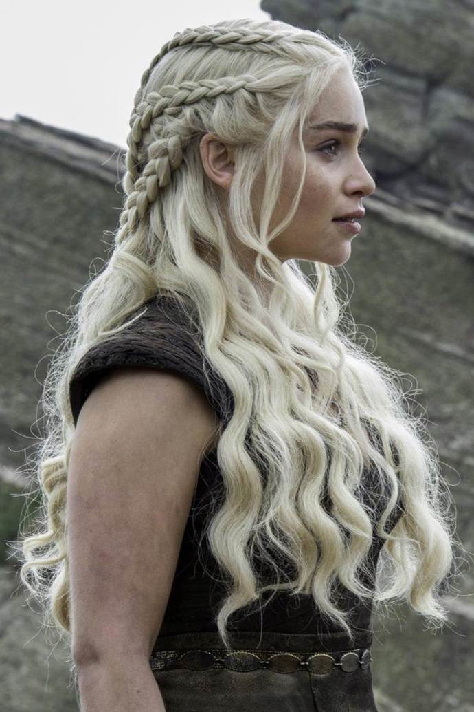 Hra o trůny: Daenerys Targaryen

Dračí matka 'Khaleesi' a její zapletené platinové vlasy se staly jedním ze symbolů kultovního seriálu. S úžasem hltáme každou scénu, ve které představitelka Daenerys, herečka Emilia Clarke, bojuje o království, létá na dracích a pořád má perfektní účes. 
