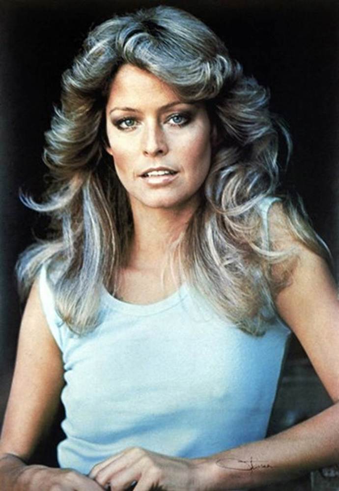 Charlieho andílci: Jill Munroe 

Asi nejslavnější účes 70. let nosila herečka Farrah Fawcett během natáčení Charlieho andílků. 

 
