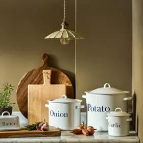 Smaltovaná nádoba na cibuli Onion, 1099 Kč, Bella Rose
Smaltovaná nádoba na cibuli Onion, 1099 Kč, Bella Rose