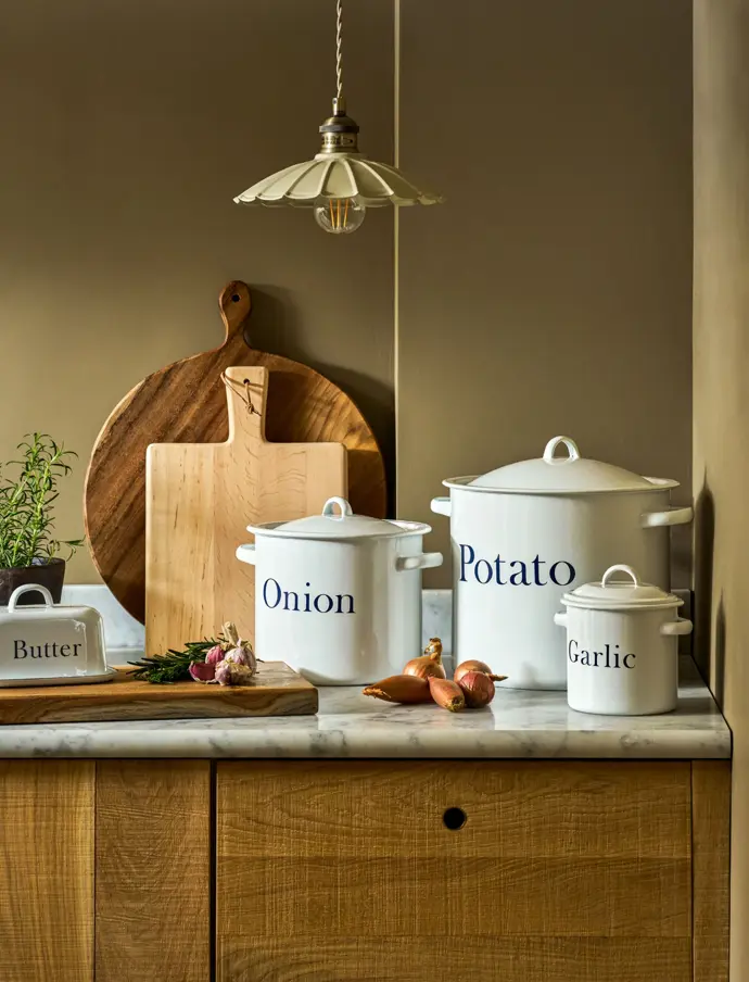 Smaltovaná nádoba na cibuli Onion, 1099 Kč, Bella Rose
