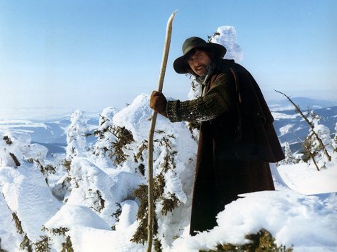 Co role, to skvělý výkon. Díky své výšce byl Karel Heřmánek nezapomenutelný i jako mocný "vládce hor" ve filmu Krakonoš a lyžníci.
