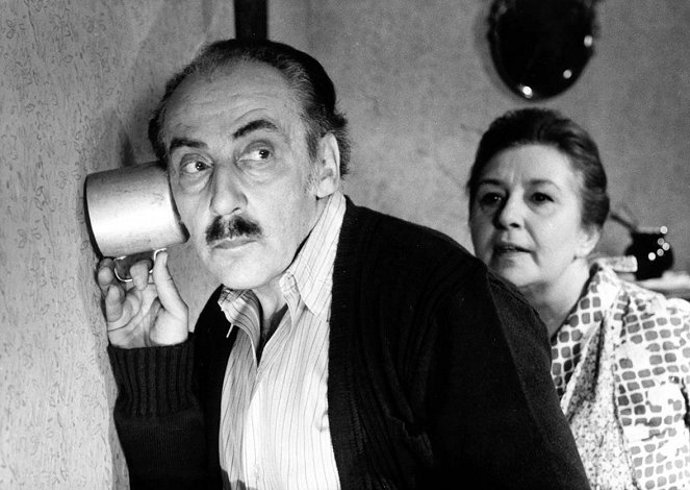 Miloš Kopecký ve filmu Zítra to roztočíme, drahoušku...! režiséra Petr Schulhoffa z roku 1976. Na snímku se Stellou Zázvorkovou. 
