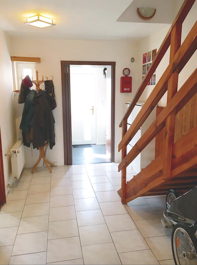 PŘED PROMĚNOU: Chodba potřebovala prosvětlit a odlehčit. 
