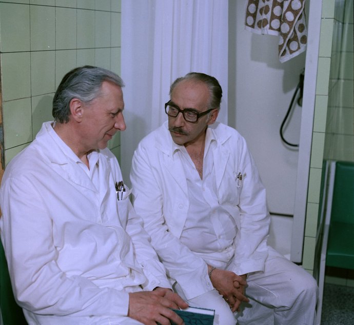 Miloš Kopecký jako doktor Štrosmajer v legendárním seriálu Nemocnice na kraji města (1977-1981) režiséra Jaroslava Dudka. Na snímku s Ladislavem Chudíkem. 
