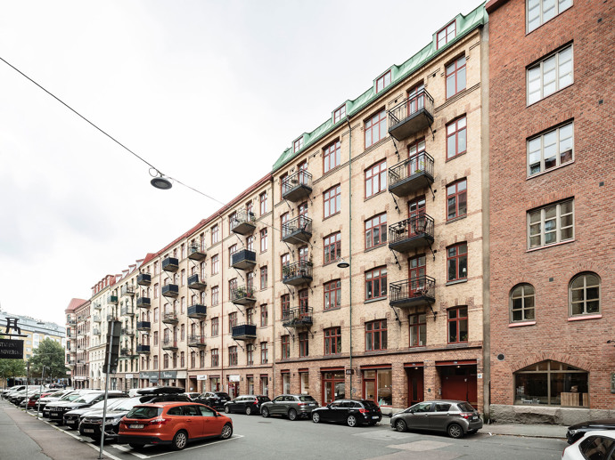 Uklidňující světlo, nadčasové materiály a skvěle promyšlený prostor – to vše najdete v tomto jednopokojovém bytě. Elegantní kuchyně, nadčasová koupelna a původní prkenné podlahy tvoří základ útulného domova, který ocení milovníci designu i praktičnosti.
Uklidňující světlo, nadčasové materiály a skvěle promyšlený prostor – to vše najdete v tomto jednopokojovém bytě. Elegantní kuchyně, nadčasová koupelna a původní prkenné podlahy tvoří základ útulného domova, který ocení milovníci designu i praktičnosti.