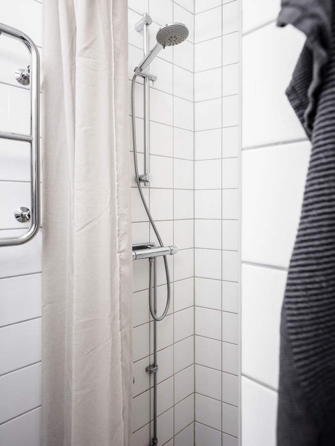 Uklidňující světlo, nadčasové materiály a skvěle promyšlený prostor – to vše najdete v tomto jednopokojovém bytě. Elegantní kuchyně, nadčasová koupelna a původní prkenné podlahy tvoří základ útulného domova, který ocení milovníci designu i praktičnosti.
Uklidňující světlo, nadčasové materiály a skvěle promyšlený prostor – to vše najdete v tomto jednopokojovém bytě. Elegantní kuchyně, nadčasová koupelna a původní prkenné podlahy tvoří základ útulného domova, který ocení milovníci designu i praktičnosti.