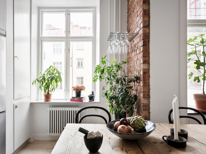 Uklidňující světlo, nadčasové materiály a skvěle promyšlený prostor – to vše najdete v tomto jednopokojovém bytě. Elegantní kuchyně, nadčasová koupelna a původní prkenné podlahy tvoří základ útulného domova, který ocení milovníci designu i praktičnosti.
Uklidňující světlo, nadčasové materiály a skvěle promyšlený prostor – to vše najdete v tomto jednopokojovém bytě. Elegantní kuchyně, nadčasová koupelna a původní prkenné podlahy tvoří základ útulného domova, který ocení milovníci designu i praktičnosti.