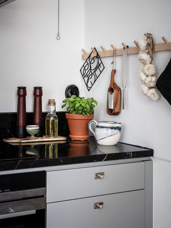 Uklidňující světlo, nadčasové materiály a skvěle promyšlený prostor – to vše najdete v tomto jednopokojovém bytě. Elegantní kuchyně, nadčasová koupelna a původní prkenné podlahy tvoří základ útulného domova, který ocení milovníci designu i praktičnosti.
Uklidňující světlo, nadčasové materiály a skvěle promyšlený prostor – to vše najdete v tomto jednopokojovém bytě. Elegantní kuchyně, nadčasová koupelna a původní prkenné podlahy tvoří základ útulného domova, který ocení milovníci designu i praktičnosti.