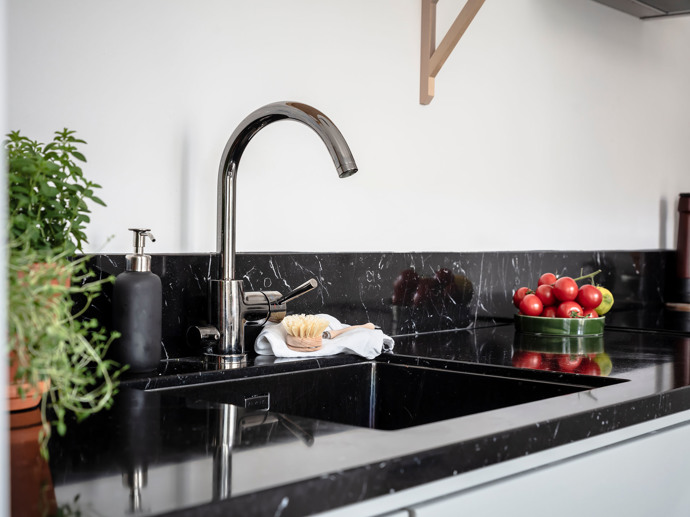 Uklidňující světlo, nadčasové materiály a skvěle promyšlený prostor – to vše najdete v tomto jednopokojovém bytě. Elegantní kuchyně, nadčasová koupelna a původní prkenné podlahy tvoří základ útulného domova, který ocení milovníci designu i praktičnosti.
Uklidňující světlo, nadčasové materiály a skvěle promyšlený prostor – to vše najdete v tomto jednopokojovém bytě. Elegantní kuchyně, nadčasová koupelna a původní prkenné podlahy tvoří základ útulného domova, který ocení milovníci designu i praktičnosti.