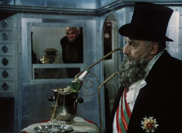Snímek z filmu Tajemství hradu v Karpatech režiséra Oldřicha Lipského z roku 1981.
