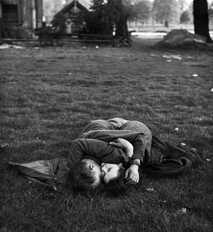 Americký voják líbá svou přítelkyni v londýnském Hyde Parku. Rok 1945.
Autor: Ralph Morse
