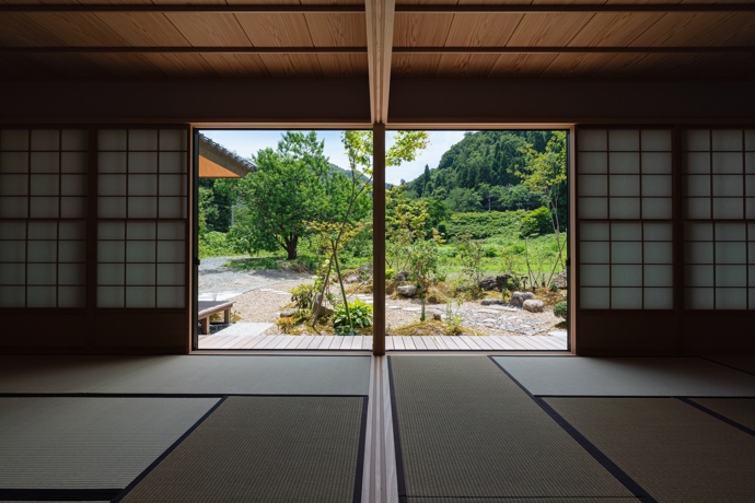 Typickým znakem japonských domovů jsou flexibilní místnosti s tatami, tedy posuvné dveře a zástěny. Díky nim jde prostor různě měnit a lépe využívat, a to je žádoucí i zde, když přijedou přátelé nebo rodina. 
