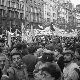 Záběry ze sametové revoluce, která vrcholila 17. listopadu 1989
Záběry ze sametové revoluce, která vrcholila 17. listopadu 1989