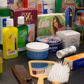 MUZEUM

Dobu socialismu, kdy neexistovaly stovky kosmetických značek, oči se malovaly vypálenými zápalkami a největším vynálezem byl deodorant, si někteří již nedokáží ani představit. Právě ta léta, kdy se ženy radovaly i z obyčejného mýdla, si můžete připomenout v Retro muzeu Praha v expozici s kosmetickými trendy tehdejší doby a zavzpomínat tak na časy, kdy byla kosmetika žádané podpultové zboží.
