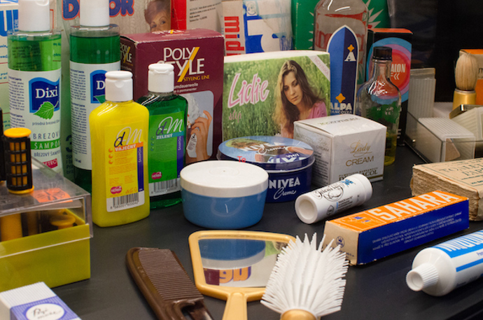 MUZEUM
Dobu socialismu, kdy neexistovaly stovky kosmetických značek, oči se malovaly vypálenými zápalkami a největším vynálezem byl deodorant, si někteří již nedokáží ani představit. Právě ta léta, kdy se ženy radovaly i z obyčejného mýdla, si můžete připomenout v Retro muzeu Praha v expozici s kosmetickými trendy tehdejší doby a zavzpomínat tak na časy, kdy byla kosmetika žádané podpultové zboží.
MUZEUM
Dobu socialismu, kdy neexistovaly stovky kosmetických značek, oči se malovaly vypálenými zápalkami a největším vynálezem byl deodorant, si někteří již nedokáží ani představit. Právě ta léta, kdy se ženy radovaly i z obyčejného mýdla, si můžete připomenout v Retro muzeu Praha v expozici s kosmetickými trendy tehdejší doby a zavzpomínat tak na časy, kdy byla kosmetika žádané podpultové zboží.