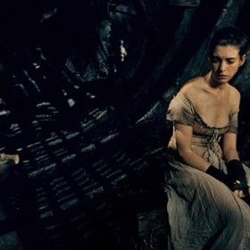 Anne Hathaway ve filmu Bídníci
Kvůli filmové muzikálové adaptaci slavného románu Victora Huga zhubla Anne Hathaway 12 kilo. Zahrála si zde postavu Fantine a měla poté celkem těžké období, kdy se dostávala ze stavu strádání a nouze, kterou prožívala společně s touto postavou. "Musela jsem tím být až posedlá. Myšlenka byla vypadat jako bych měla za chvíli zemřít. Když si na ty zážitky teď vzpomenu - a nijak je nesoudím - bylo to vážně trochu na hlavu. Byl to rozhodně prudký střet s realitou..."
Anne Hathaway získala za roli Fantine Oscara, Zlatý glóbus, cenu BAFTA a cenu Florida Film Critics Circle Awards.
Anne Hathaway ve filmu Bídníci
Kvůli filmové muzikálové adaptaci slavného románu Victora Huga zhubla Anne Hathaway 12 kilo. Zahrála si zde postavu Fantine a měla poté celkem těžké období, kdy se dostávala ze stavu strádání a nouze, kterou prožívala společně s touto postavou. "Musela jsem tím být až posedlá. Myšlenka byla vypadat jako bych měla za chvíli zemřít. Když si na ty zážitky teď vzpomenu - a nijak je nesoudím - bylo to vážně trochu na hlavu. Byl to rozhodně prudký střet s realitou..."
Anne Hathaway získala za roli Fantine Oscara, Zlatý glóbus, cenu BAFTA a cenu Florida Film Critics Circle Awards.