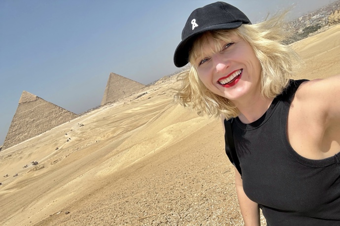 Pohled na pyramidy z restaurace 9 Pyramids Lounge byl doslova dechberoucí a neměli byste si ho nechat ujít. Z této perspektivy působí ještě monumentálněji.
Pohled na pyramidy z restaurace 9 Pyramids Lounge byl doslova dechberoucí a neměli byste si ho nechat ujít. Z této perspektivy působí ještě monumentálněji.