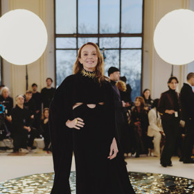 Herečka na haute couture přehlídce značky Schiaparelli
