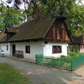 Chaloupky putovaly do Přerova například z Chvalovic (na snímku vpředu) nebo z osady Draho u Chleb (na snímku vzadu).
Chaloupky putovaly do Přerova například z Chvalovic (na snímku vpředu) nebo z osady Draho u Chleb (na snímku vzadu).