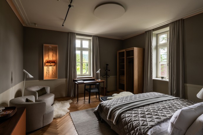 Nábytek je z velké části autorský nebo pečlivě kurátorovaný od renomovaných značek jako Molteni, Hay či Minotti. Interiér doplňují textilie z JAB nebo Farrow & Ball barvy, které podtrhují kombinaci jemné elegance a historického charakteru.
Nábytek je z velké části autorský nebo pečlivě kurátorovaný od renomovaných značek jako Molteni, Hay či Minotti. Interiér doplňují textilie z JAB nebo Farrow & Ball barvy, které podtrhují kombinaci jemné elegance a historického charakteru.