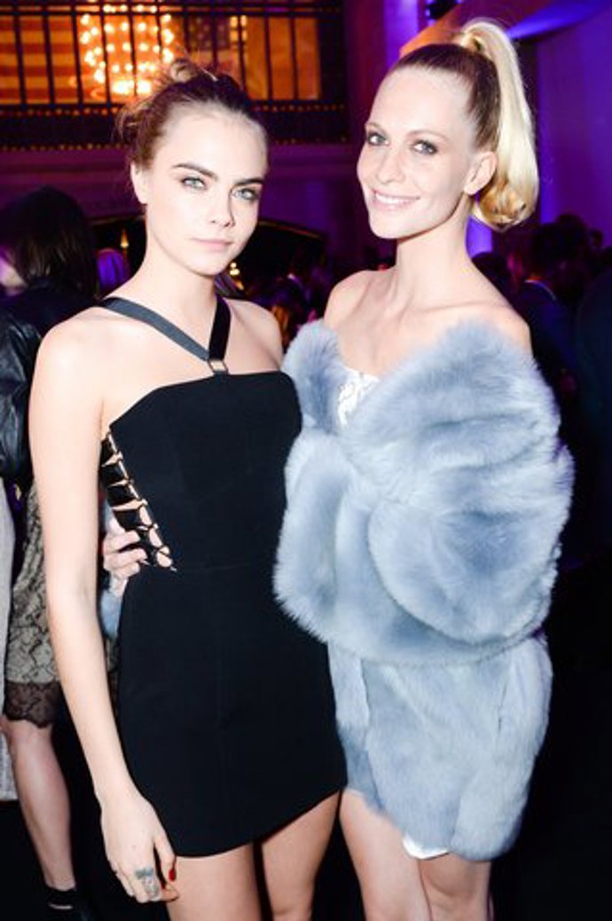 Cara a Poppy Delevingne Cara a Poppy Delevingne