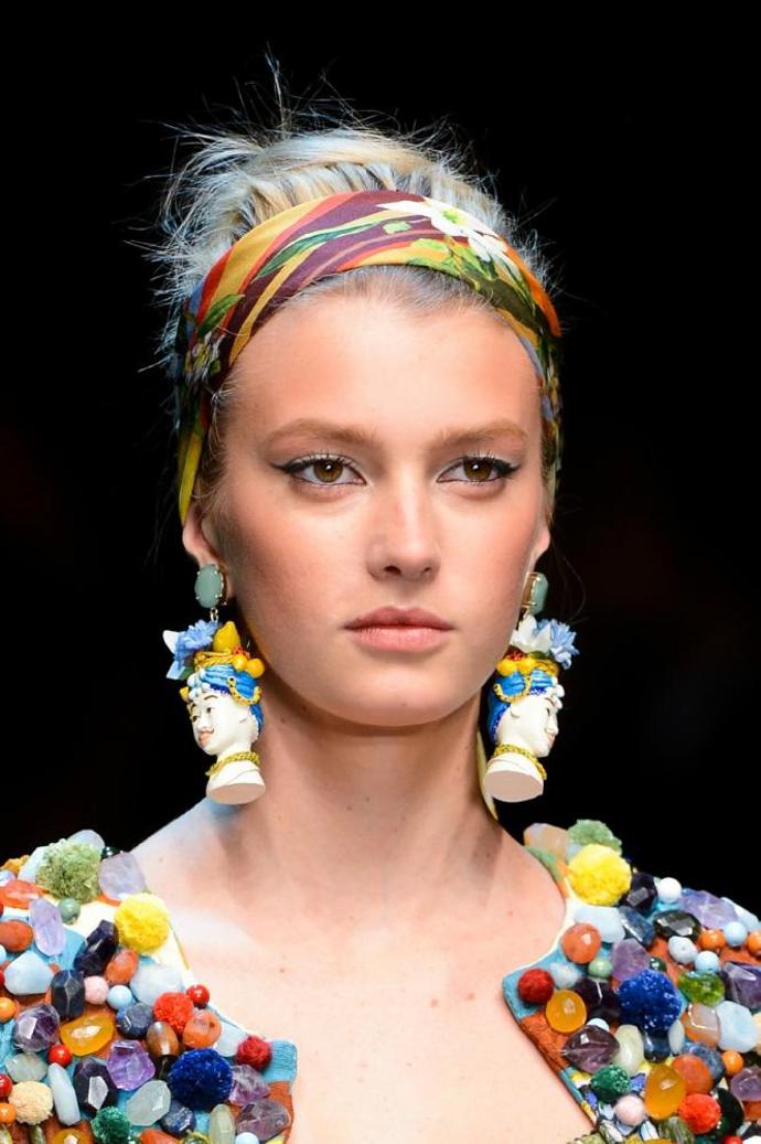 Jarní trend: šátky ve vlasech Jarní trend: šátky ve vlasech