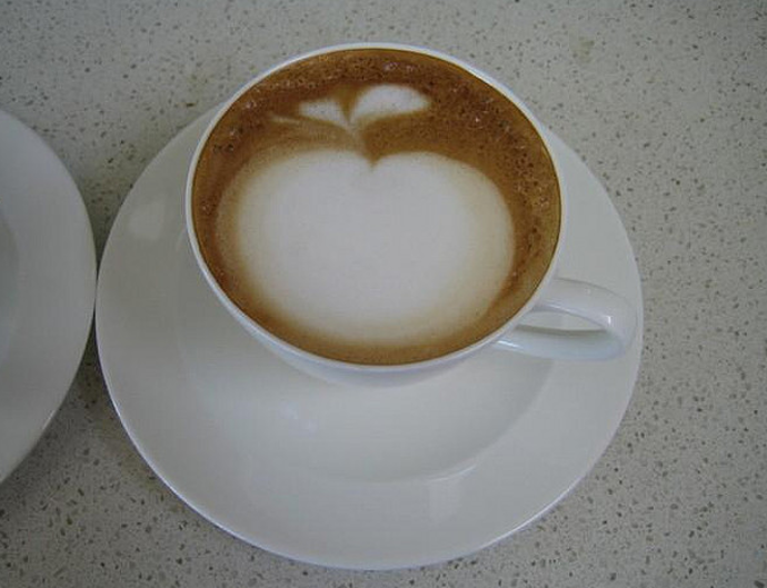 Video: jak si vyrobit perfektní domácí caffè latte Video: jak si vyrobit perfektní domácí caffè latte