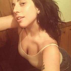 Slečna Gaga je královnou bezmakeupových selfie. Nikdy se nestydí sdílet svoji přirozenou krásu s miliony svých sledujících na Instagramu.