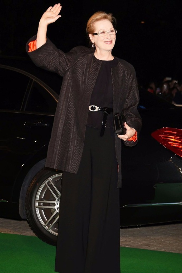 Japonská premiéra Čarovného lesa, kdy si Meryl oblékla dlouhé černé kalhoty a černý vzorovaný blejzr Japonská premiéra Čarovného lesa, kdy si Meryl oblékla dlouhé černé kalhoty a černý vzorovaný blejzr
