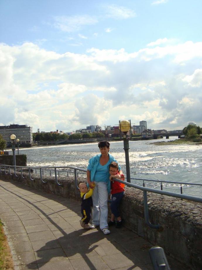 Žena se dvěma dětmi Žena se dvěma dětmi