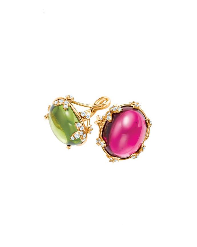 Prsteny Paloma’s Olive Leaf z 18kt zlata, diamanty, peridotem (vlevo) a rubelitem (vpravo) Prsteny Paloma’s Olive Leaf z 18kt zlata, diamanty, peridotem (vlevo) a rubelitem (vpravo)