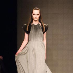 Dlouhé béžové šaty z kolekce Jakuba Polanky