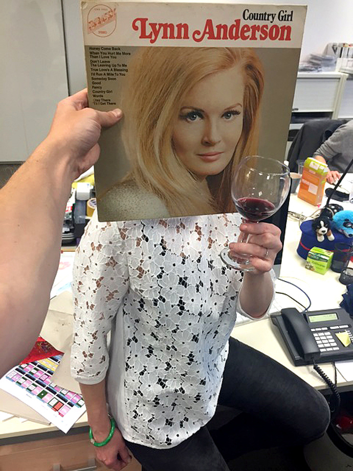 Internetový fenomén: Sleeveface Internetový fenomén: Sleeveface