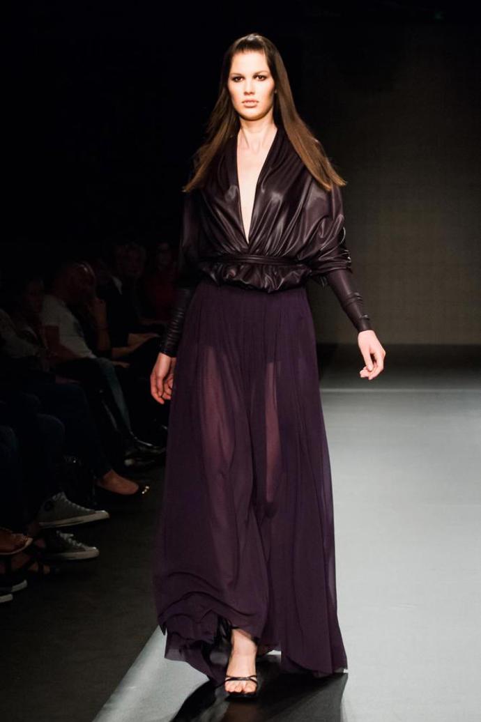 Tmavě hnědý outfit od Jakuba Polanky