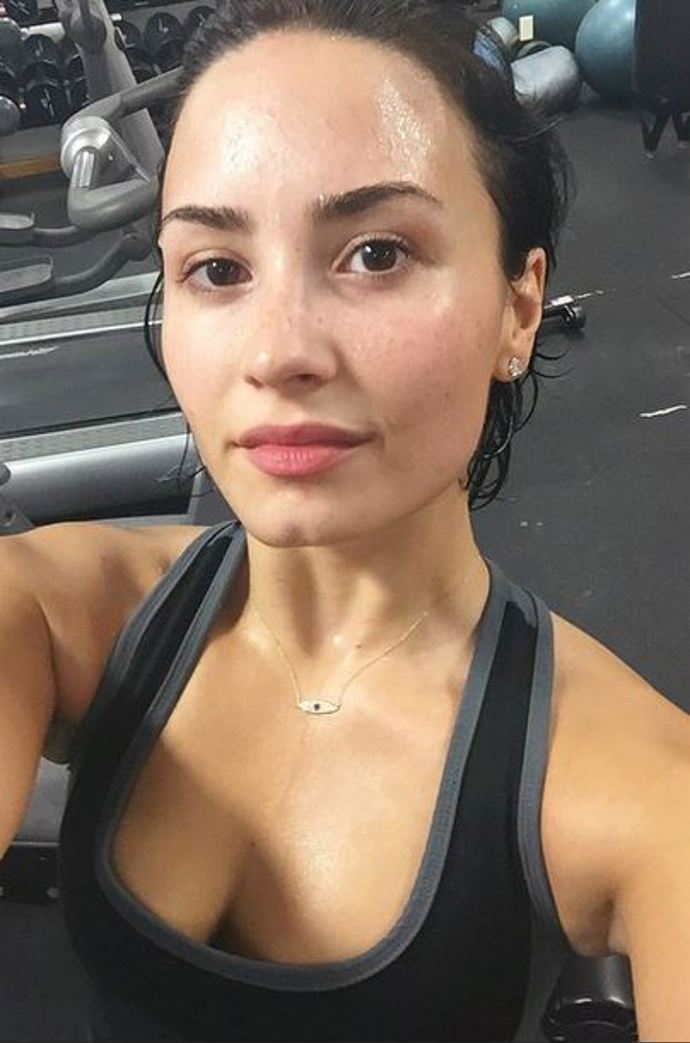 Zpěvačka Demi Lovato odstartovala #nomakeupmonday ve snaze inspirovat ženy a dívky po celém světě ke zveřejnění fotek bez líčidel.
