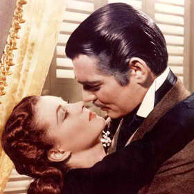 Klasika všech klasik! Kdyby existovala učebnice polibků, Clark Gable a Vivienne Leigh by definitivně zasloužili první kapitolu. Klasika všech klasik! Kdyby existovala učebnice polibků, Clark Gable a Vivienne Leigh by definitivně zasloužili první kapitolu.