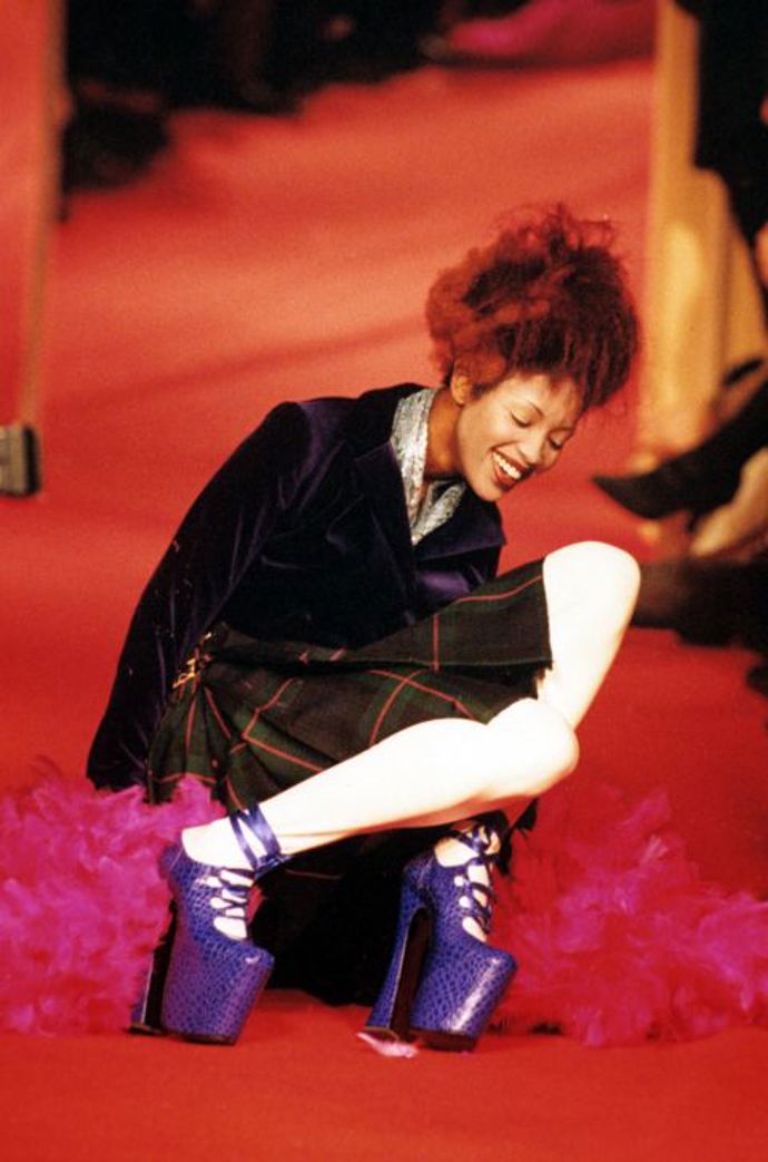 Slavný pád modelky Naomi Campbell na přehlídce Vivienne Westwood v botách na 12cm platformě. Slavný pád modelky Naomi Campbell na přehlídce Vivienne Westwood v botách na 12cm platformě.