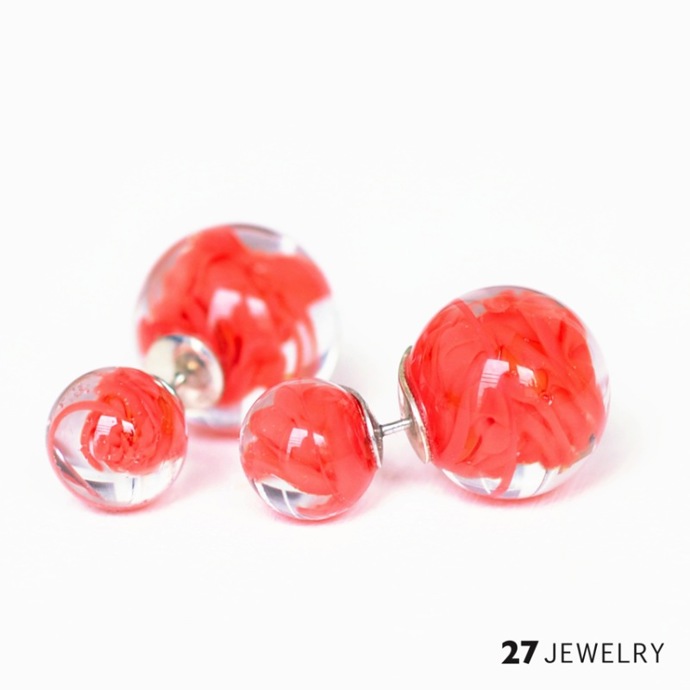 Červené oboustranné náušnice ze skla a stříbra, 3600 Kč, www27jewelry.com Červené oboustranné náušnice ze skla a stříbra, 3600 Kč, www27jewelry.com