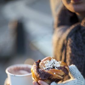 3. Čokoládový dortík, skořicový šnek nebo dýňové latté s pořádnou porcí šlehačky, aniž byste musela myslet na kalorie. Je totiž období oversize svetrů! 3. Čokoládový dortík, skořicový šnek nebo dýňové latté s pořádnou porcí šlehačky, aniž byste musela myslet na kalorie. Je totiž období oversize svetrů!