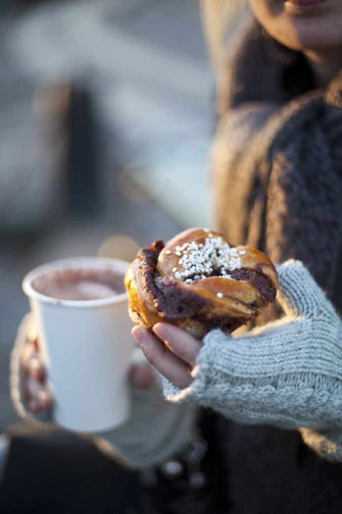 3. Čokoládový dortík, skořicový šnek nebo dýňové latté s pořádnou porcí šlehačky, aniž byste musela myslet na kalorie. Je totiž období oversize svetrů! 3. Čokoládový dortík, skořicový šnek nebo dýňové latté s pořádnou porcí šlehačky, aniž byste musela myslet na kalorie. Je totiž období oversize svetrů!