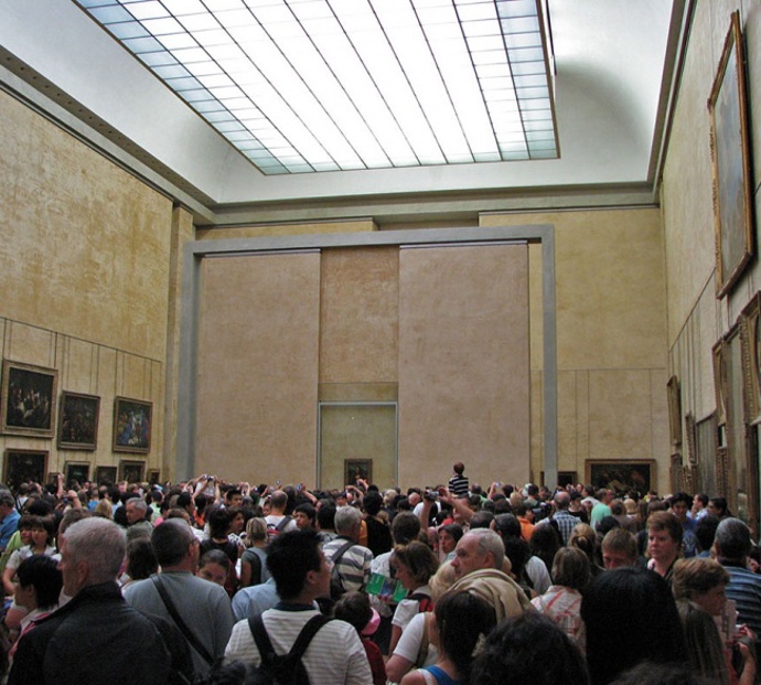 Realita: Mona Lisa v pařížském Louvru Realita: Mona Lisa v pařížském Louvru