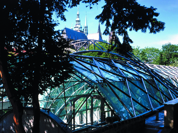 Stavba oranžerie v pražských Královských zahradách vzbudila na konci 90. let rozruch. Konstrukci navrhla architektka tak, aby nezasáhla do zachovalé rudolfínské zdi.
Stavba oranžerie v pražských Královských zahradách vzbudila na konci 90. let rozruch. Konstrukci navrhla architektka tak, aby nezasáhla do zachovalé rudolfínské zdi.