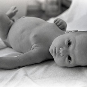 Přebalování, na fotografii zhruba čtyři měsíce stará Alison.
Zdroj: www.jackradcliffe.org