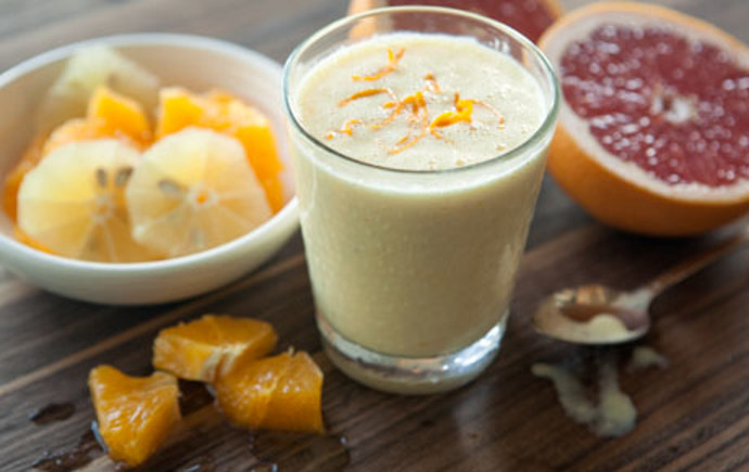 Vyhněte se slazeným nápojům, obsahují spousty kalorií. Raději si domů pořiďte odšťavňovač či smoothiovač a udělejte si nápoj z vymačkaného či rozmixovaného ovoce. V zimě sice velký výběr není, ale citrusy a banány to jistí.  