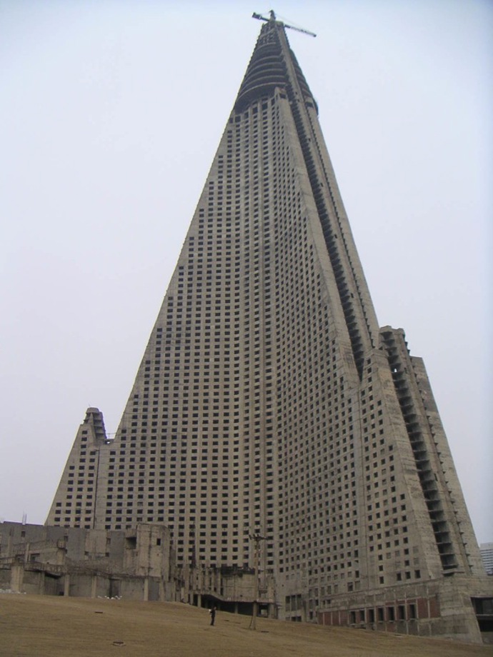 Nejošklivějším hotelem na světě se může pyšnit Severní Korea. Architekti měli v plánu postavit nejvyšší hotel a sedmý nejvyšší mrakodrap na světě. Utratili 750 milionů dolarů a ani jedno se nepovedlo. Místo toho postavili ten nejošklivější hotel na světě. No uznejte sami…