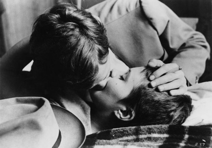 Charismatický floutek Jean Paul Belmondo a nádherná Jean Seberg předvádějí, jak se líbá po francouzsku s vědomím, že tahle láska nemůže skončit dobře.
