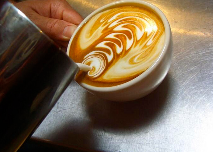 Video: jak si vyrobit perfektní domácí caffè latte Video: jak si vyrobit perfektní domácí caffè latte