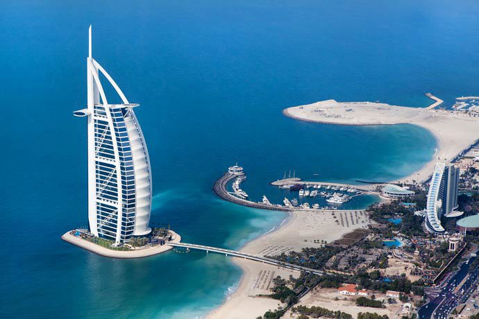 Nejluxusnější hotel Burj Al Arab je jak jinak než v Dubaji. Jeho vnitřní interiér představuje rozhazovačný styl východu, je to obrovský palác s kupou zlatých a mramorových doplňků. Jedná se o stavbu, která je architektonicky srovnatelná s Operou v Sydney, popřípadě s Eiffelovou věží. Proslulost hotelu láká i celebrity, možná jste již viděli Tiger Woodse odpalovat golfové míčky z heliportu do Perského zálivu. Pokud vás tento hotel zaujal, na jednu noc ve standardu si připravte 1000 USD, za apartmá královské zaplatíte 28 000 USD (672 000 korun).