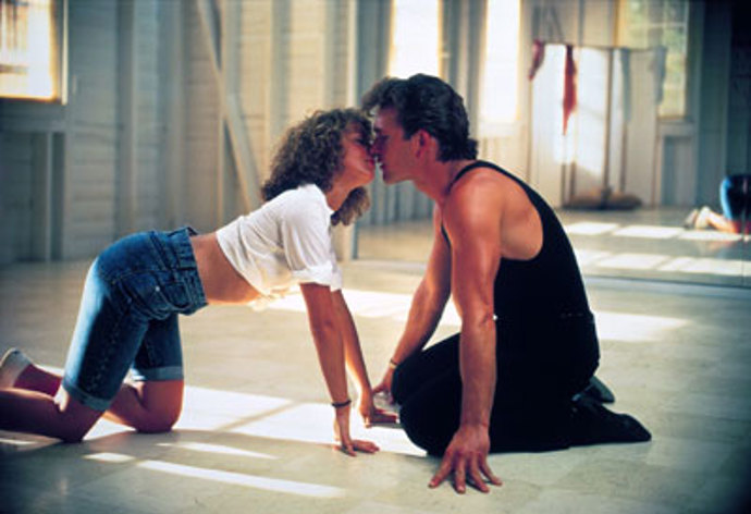Bejby v podání Jennifer Grey názorně předvádí, jak nesedět v koutě. 