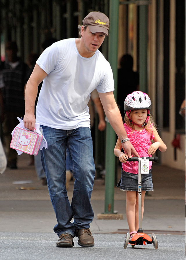 matt-damon-daughter-with-hello-kitty-lunch-box